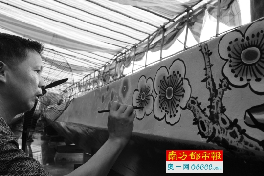 祥叔在为文园的龙船画花,从年轻时接过画笔至今,一画便是四五十年。