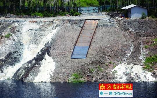 排污坑边上有企业排污用、方便汽车倾倒的排污道。