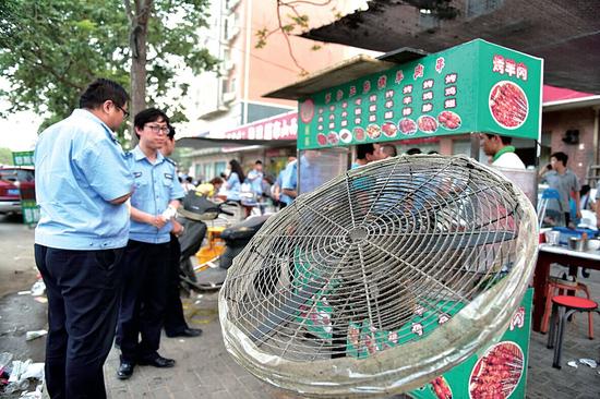 大風扇直接把油煙排到空中