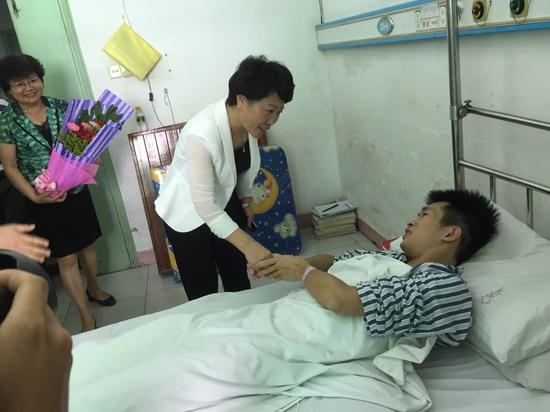 受教育部委托,省教育厅厅长曹献坤慰问韦智贵(资料图)