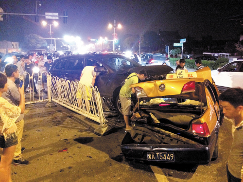 图为发生在湘江路杜甫江阁路口的车祸现场。 　　长沙晚报记者 小刘军 摄