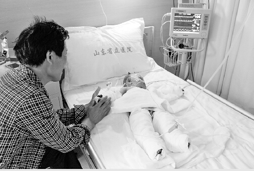 小狗蛋躺在病床上,身体裹满纱布。