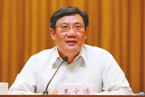 省委常委、市委书记王文涛在“解放思想大讨论”务虚会上作重要讲话。