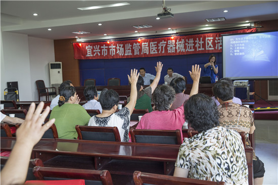 活动现场群众踊跃参与有奖问答