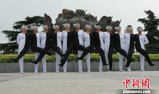 让人错乱的“错觉广场舞” 阚力摄