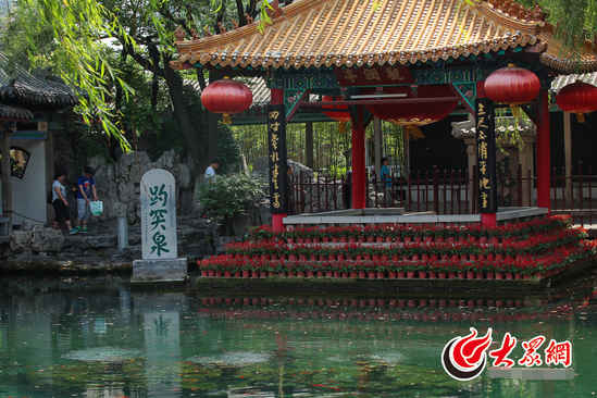 6月12日,济南趵突泉畔“三股水”明显疲态,几乎没有喷涌的水花。当日,趵突泉实时水位跌至27.40米,已连续5天跌破红色警戒线,创8年来最低水位记录。大众网记者 王长坤 摄