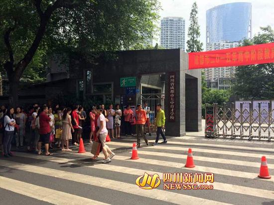 成都中考作文:以挥手自兹去为题写600字作文