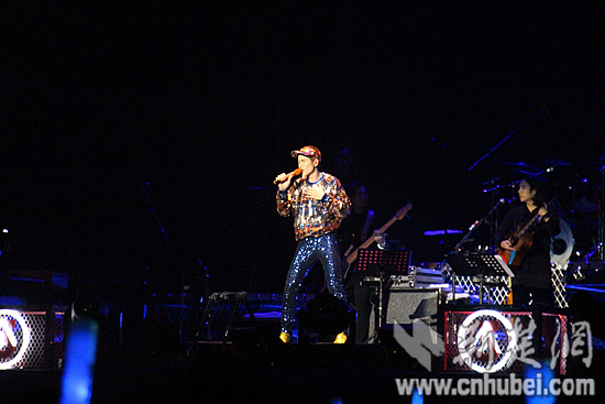 萧敬腾携大雨唱响武汉 粉丝挥舞荧光棒与雨神