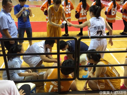 北大球员送喷雾给清华球员的一幕