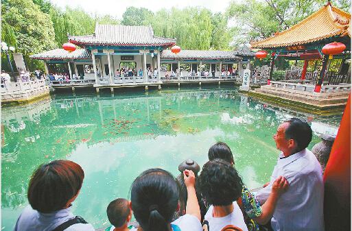 13日,趵突泉因喷涌乏力,导致景观不明显