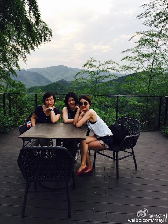 马伊琍与闺蜜度假