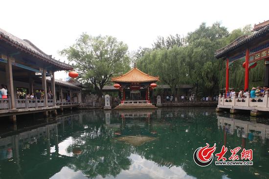 6月13日,济南持续高温天气,到趵突泉景区游玩的市民热情不减。当日,趵突泉实时水位降至27.37米,已连续6天跌破红色警戒线。