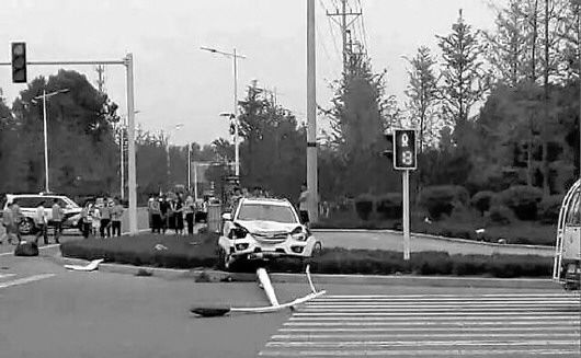 在事故現場,肇事車輛沖入路邊綠化帶。　　　讀者供圖