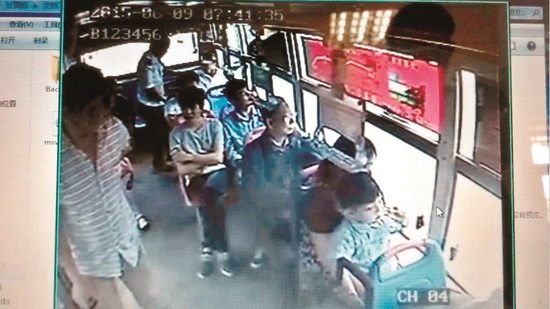 图为:车厢后部,熊某站起来持刀要钱