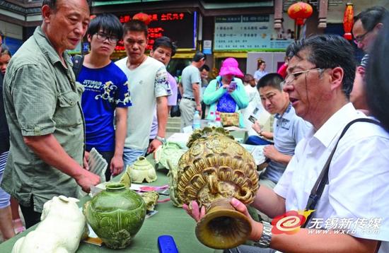 昨天,市收藏家协会的专家为市民免费鉴宝。