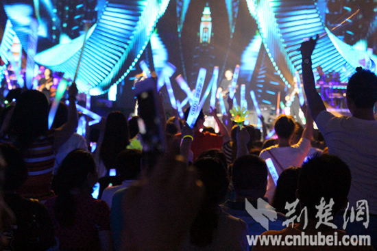 萧敬腾携大雨唱响武汉 粉丝挥舞荧光棒与雨神