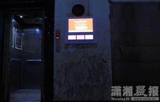 6月13日，鸿景名厦B座，一市民从电梯井坠落身亡，出事电梯（右）已经停用。图/潇湘晨报记者 陈正