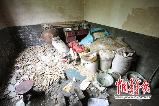 6月11日,在4兄妹住的三层小楼里,一个房间堆满了玉米。白皓 摄