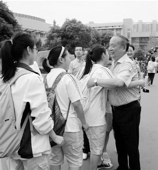 杭州中考首日搭玫瑰拱门筑星星墙 同学轻松求