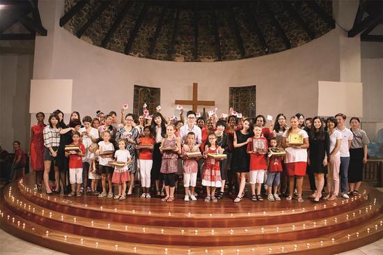 6、香愈之旅一行人员在留尼汪圣皮尔教堂与当地唱诗班儿童