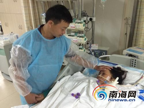 妻子终于睁开眼睛了,王业兴抚摸着妻子的额头和她说话。