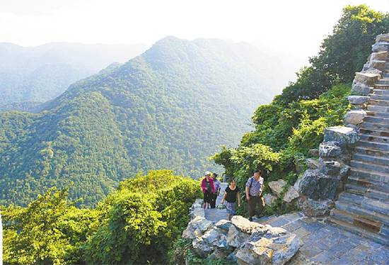 图为:分处三地的大洪山景区之间,就如同这崎岖的小路,通达性尚处原始状态