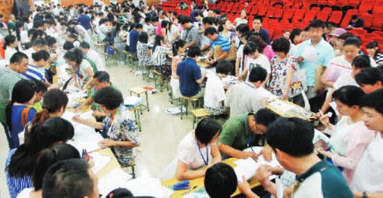 鄭州民辦小升初報名首日現場火爆異常堪比春運