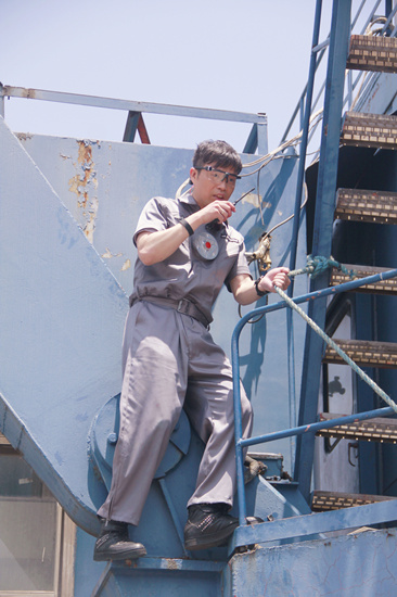 王迅上演“空中飞人”