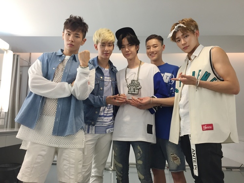 UNIQ榜上榜首秀新歌《Luv Again》