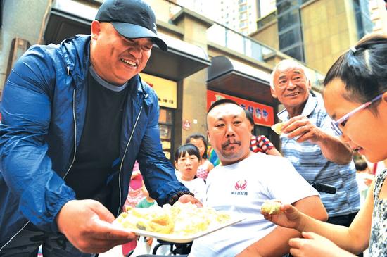 @钢子请馅饼店周围的居民品尝自己的“小钢饼”
