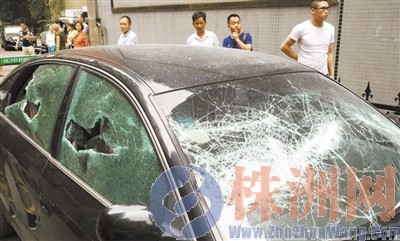 ▲文女士的黑色奥迪车车窗玻璃和前挡风玻璃都被砸坏 记者 谢慧 摄