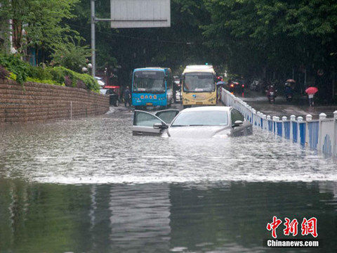 13日上午,广西柳州突降暴雨,开车经过犹如“水中行船”。(来源:中新网)