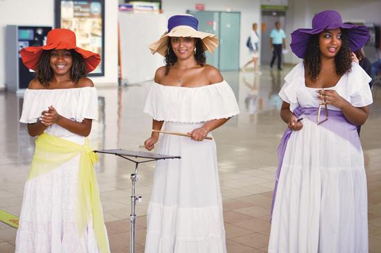 4、留尼汪旅游局在到达机场，特意安排的当地特色欢迎仪式