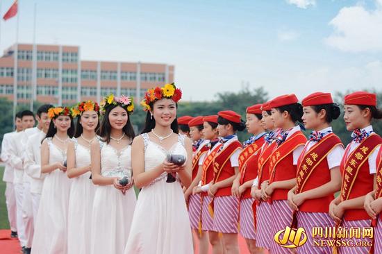 成都空姐化身圣女 毕业典礼传递圣火