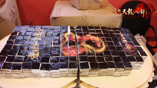 图10：天龙玩家自制蛋糕庆祝天龙八周年