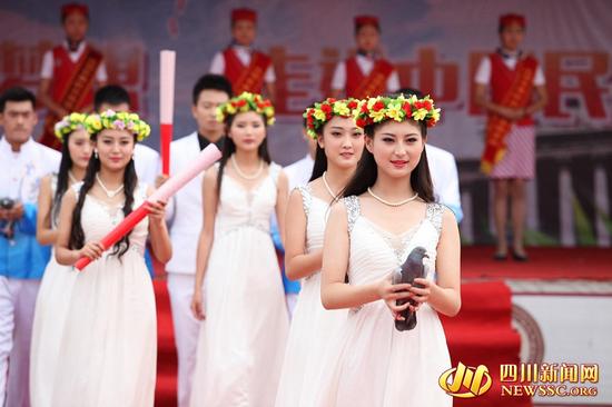成都空姐化身圣女 毕业典礼传递圣火