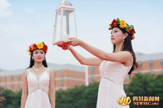 成都空姐化身圣女 毕业典礼传递圣火
