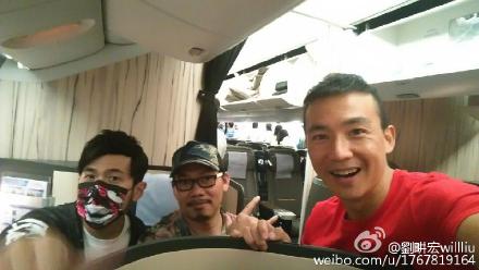 刘畊宏在飞机上巧遇好友周杰伦与方文山