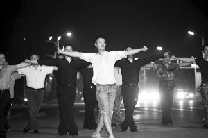 还有专门的教练在带他们跳 社区供图