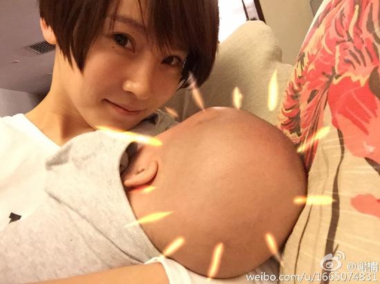 谢楠抱儿子旧照