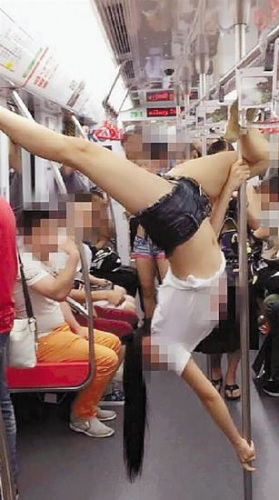 地铁里突现钢管舞，惊到一车乘客。图片由杭州地铁官方提供