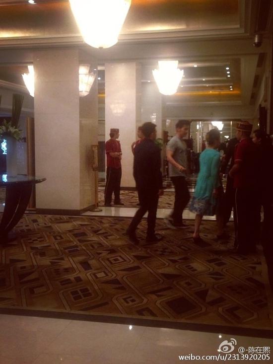 范冰冰李晨现身上海大厦