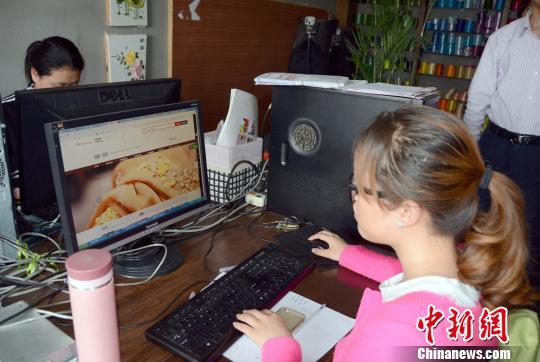 “梨乡”山东莱阳发展电子商务。图为莱阳电商黄涛的工作室。