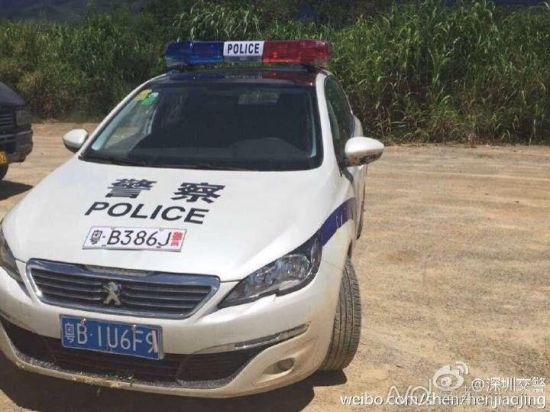 深圳交警官微贴出在拍戏现场找到的假警车