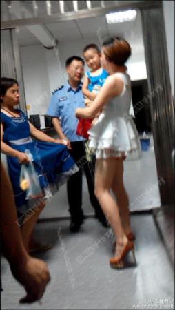 小男孩当街哭闹,姑妈被当人贩。
