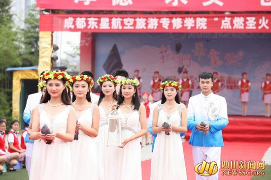 成都空姐化身圣女 毕业典礼传递圣火