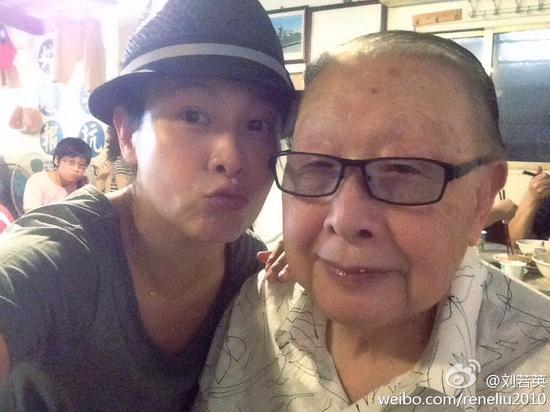 刘若英给父亲过85岁生日时的照片
