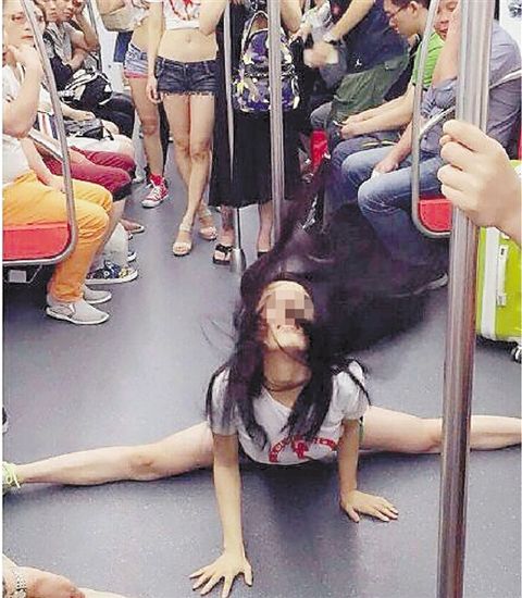 地铁里突现钢管舞，惊到一车乘客。图片由杭州地铁官方提供