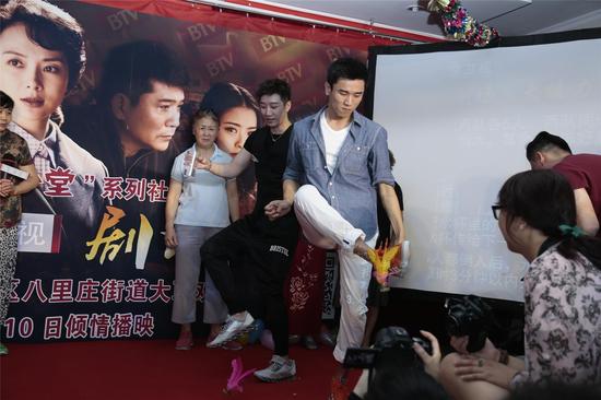 赵骏 邢城 踢毽子