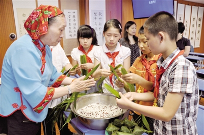 社区端午节包粽子献爱心_新浪上海_新浪网